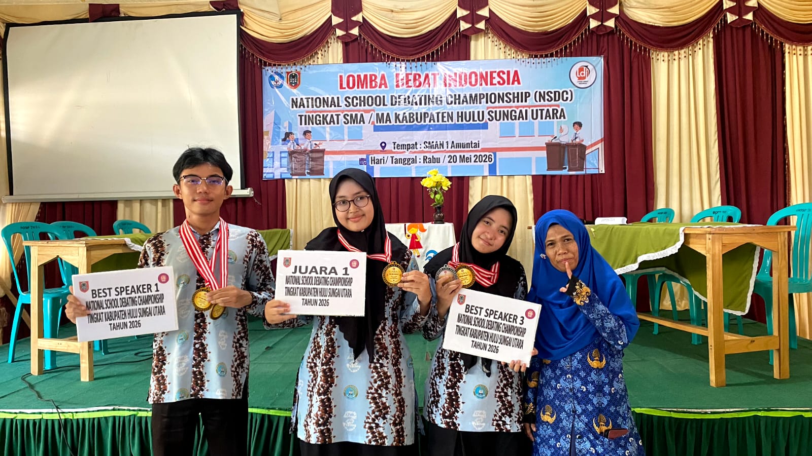 Adu Argumen Berkelas, MAN 2 HSU Berhasil Raih Juara 1 Debat Bahasa Inggris